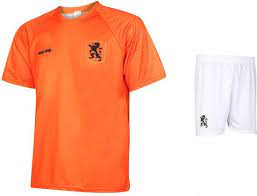 Koop hier goedkope voetbaltenues voor beginnede voetballers. Bol Com Nederlands Elftal Voetbalshirt Voetbaltenue Oranje Holland Shirt Broekje