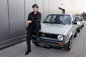 Joachim Low Montiert Den Neuen Golf Volkswagen Newsroom