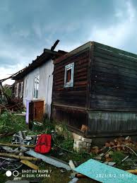 На кадрах, снятых очевидцами, видно, как ураган почти что превращается в самое настоящее торнадо. Cmjkcoclsuan2m