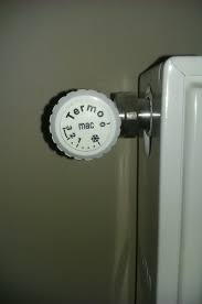 Bu kombide ana borulardaki vanalar (kırmızı , mavi) soldaki iki borudayken bazı kombilerde sağ taraftaki borularda yer alabilir, vanalar eksik: Dogalgaz Kombisi Onerisi