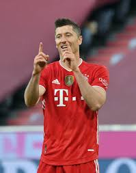 Robert lewandowski pobił rekord gerda muellera z sezonu 1971/1972 i przeszedł do historii jako napastnik o największej ilości goli w jednym sezonie bundesligi. Robert Lewandowski Bangt Um Torrekord Von Gerd Muller Nach Trainingsabbruch