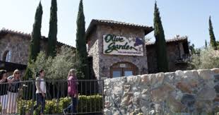 New York Darden Restaurants Inc Is Struggling To Revive Sales At Its Flagship Olive Garden And Red Lobster Restaurants Olive Gardens Garden Price Strategy