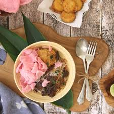 Jajanan ini terbuat dari tepung beras yang dicampur dengan pisang raja, santan, telur, minyak kacang, dan gula pasir. 20 Makanan Khas Sumatera Barat Paling Enak Wajib Coba