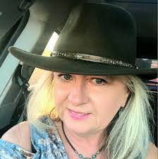 Tami Hix's Instagram, Twitter & Facebook