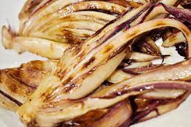 Occorrente 4 cespi medi di radicchio 200 gr. Come Fare Il Radicchio Al Forno La Ricetta Del Contorno E Le Varianti Golose