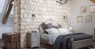 Tête de lit en rotin ou en velours, design ou cosy, succombez aux plus beaux modèles du moment ! Parement Mural En Pierre Pour Nouveau Style Dans Votre Chambre