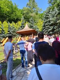 Părintele arsenie boca, este considerat de mulți printre care mă număr, nu numai sfânt dar chiar un mare stâlp al ortodoxiei din românia. CredincioÈ™ii De Pe Fb Se LaudÄƒ CÄƒ Au Fost Ieri La Mormantul Lui Arsenie Boca Romania