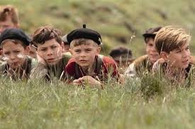 Une bande de garçons, âgés de 7 à 14 ans, menée par l'intrépide lebrac, est en guerre contre les enfants du village voisin. La Guerre Des Boutons Est Declaree Alencon Maville Com