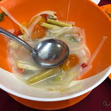 Bebola ikan/sotong/ayam dll, sayuran bunga kobis/lobak merah/ lobak putih, 8 cawan air, 1 pek pes asam pedas, 1 pek pes tomyam, 1 kiub pati tomyam, 1 kiub pati ikan bilis, 1 labu bawang besar, 3 sudu makan bawang goreng, secubit garam, 1 sudu teh gula. Photos At Restoran Tomyam Putih Machang Kelantan