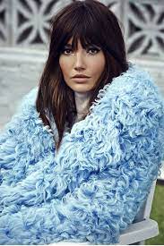 Lily Aldridge Transforms Into A Retro Rock Goddess For S Moda Hair Styles Hairstyles With Bangs Long Hair Styles