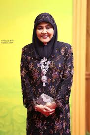 Berangkat membuat lawatan bagi meninjau secara lebih. Ficheiro Kebawah Duli Yang Maha Mulia Paduka Seri Baginda Raja Isteri Pengiran Anak Hajah Saleha Binti Al Marhum Pengiran Pemancha Pengiran Anak Haji Mohamed Alam Jpg Wikipedia A Enciclopedia Livre