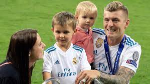 Die beiden führen eine ehe abseits vom rampenlicht. Jessica Kroos Macht Ihrem Arger Luft Deutsche Haben Kein Verstandnis Fur Kinder