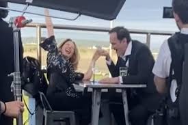 Kylie Minogue e Quentin Tarantino avvistati mentre filmavano in una cittadina costiera gallese : r/KylieMinogue