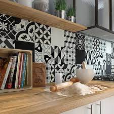 La cuisine est une pièce essentielle et bien l'aménager demande de réfléchir à tous ses aspects. Cuisine Noir Et Blanc No Name Industriel Credence Cuisine Cuisine Carreaux De Ciment Carrelage Cuisine