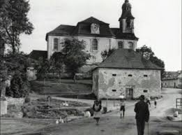 Jako každou neděli se i dnes, poslední březnovou neděli roku 1942, se schází ochotnický a vzdělávací spolek vlast. Lidice The Pear Tree