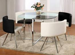 El mobiliario de está cocina combina la intensidad del color negro integrado mediante las sillas y las lámparas de techo, con lo crudo de la madera en la mesa de centro y los anaqueles laterales para denotar elegancia y versatilidad en el mismo lugar, algo muy característico del estilo moderno, además la figura cargada de simetría en el piso brinda sofisticación a nuestro elemento clave. Mesas De Cocina Modernas Disenos Modernos Y Contemporaneos