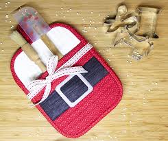 Once again, i chose to quilt my potholders by sewing diagonal lines making a diamond pattern. Holiday Potholders Tutorial Weallsew