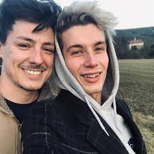 Za zelené byl místostarostou v praze 3, čtyři roky byl i na pražském zastupitelstvu, kam byl zvolen za trojkoalici zelených, lidovců a starostů. Matej Stropnicky S Pritelem Adoptovali Bezdomovce Jirku A Ten Jim Vypil Zasoby Chlastu Jenpromuze