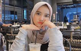 Umur 20 tahun) adalah pendakwah, pengusaha, penulis, sekaligus putri dari ustadz yusuf mansur. Wirda Mansur Menangis Tersedu Sedu Saat Live Youtube Singgung Soal Keajaiban