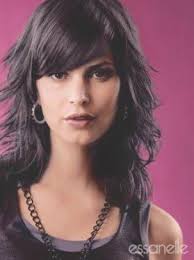 rockige stark durchgestufte lange haare mit schragem pony frauen haare long hair styles medium hair styles medium length hair styles