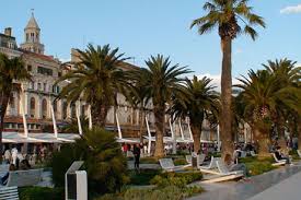 Die hafenstadt split in kroatien zählt mit ihren spektakulären sehenswürdigkeiten, den vielen historischen und kulturellen schätzen und den großartigen stränden zu den wohl schönsten städten des landes.schon seit 1979 steht die bezaubernde innenstadt mitsamt dem weltberühmten diokletianpalast auf der liste der unesco. Kroatien Split Und Umgebung