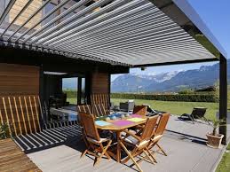 Moderne Pergola Von Biosun Uberdacht Die Holzterrasse Outdoor Pergola Modern Pergola Aluminum Pergola