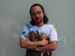 It tells 3 friends from the village who are considered 'lice' who aspire to become famous artists. Mawi Bersyukur Tiada Tajuk Masih Ditayangkan News Features Cinema Online
