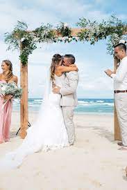 Beach Wedding Grace Loves Lace Lottie Dress Boho Hair With Veil No Shoes Native Flowers Wedding Arbour First Ki Boda En La Playa Bodas En La Playa Playa