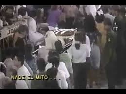El cantante de vallenatos rafael orozco fue víctima de un ataque sicarial en junio de 1992. Videos Reales Del Sepelio De Rafael Orozco Al Que Asistieron Multitudes Caracol Television Television Famosos