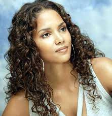 8 Graduation Hairstyles That Will Look Amazing Under Your Cap Halle Berry Hairstyles Halle Berry Haircut Curly Hair Styles