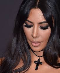Falsche wimpern, puder, rouge und gloss: Total Verzweifelt Kim Kardashian Kampft Mit Schuppenflechte Promiflash De