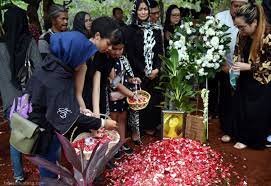 Yana zein meninggal swetlana zein, ibunda mendiang yana zein, mengaku kecewa dan sedih mendapati kehadiran nurzaman zein, mantan suaminya. Beberapa Peristiwa Tak Biasa Dalam Pemakaman Yana Zein Tabloidbintang Com