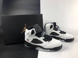 En parallèle au lancement officiel de la collection psg x jordan brand, les deux partenaires ont imaginé une édition exclusive, cette air jordan 5 friends & family white. Parity Jordan 5 Psg Friends And Family Up To 76 Off