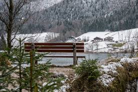 Discover a new favorite coffee shop or hiking trail nearby and while away a few hours, or stay on your feet visiting the top attractions that draw of visitors. Bank Hintersee Bergerlebnis Berchtesgaden Blog