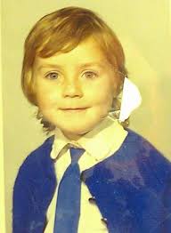 Could anybody fix the missing parts? Really nice photo but a shame it's  damaged. Thanks all 😄