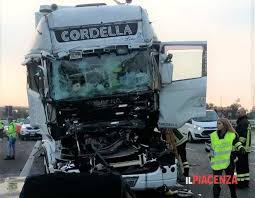 Due mortitraffico bloccato in entrambe le direzioni. Incidente Stradale A1 Oggi Pontenure Piacenza Muore Un Camionista