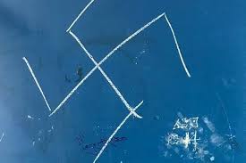 A suástica nazista foi adotada como um símbolo ariano que indica a pureza racial e a superioridade. Alunos Fazem Suastica E Chamam Professora De Preta Galinha Em Sp 11 10 2018 Cotidiano Folha