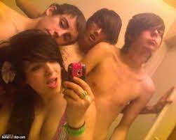 Webcam Emo Babe Posing Nude With Friends - Mobile Homemade Porn Sharing