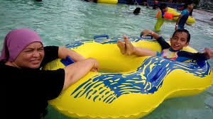 Kolam air panas ini memang unik kerana sejarahnya berlainan antara kolam air panas yang lain. Wet World Air Panas Pedas Youtube