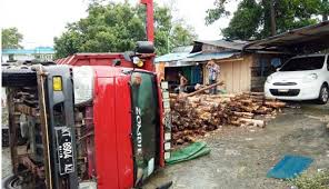 Versi terlengkap buku tafsir mimpi togel 2d. Sopir Kaget Truk Terbalik Tumpahkan Muatan Kayu Korankaltim Com