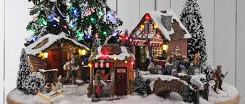 .boule de noel, guirlande de noel, créche de noel, bougie de noel, couronne de noel, décoration de table de noel, sapin artificiel, deco interieur et exterieur. Noel La Magie Des Villages Animes Miniatures Mon Jardin D Idees