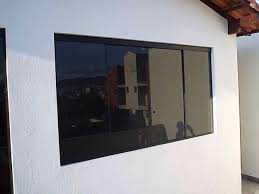 Mas ao mesmo tempo como desvantagem está a dificuldade de manter limpo, já que o vidro requer muito mais cuidado e como desvantagens está o fato de ter de usar cortinas, especialmente nas janelas. 7 Tipos De Janelas Para Casas Portas E Janelas Blindex Janela Blindex Modelos De Janelas