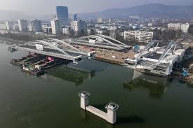 Heute wurde symbolisch der anker für den ersten bauabschnitt gesetzt. Linzer Donaubrucke Wird In Position Gebracht Ooe Orf At
