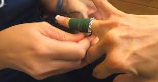 She Reveals The Only Way To Remove A Ring Stuck On Your Finger Who Knew Ring Stuck On Finger Small Rings Rings