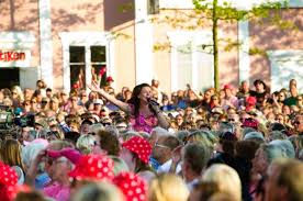 Lotta engberg bjuder in till sång i sommar tillsammans med en härlig mix av gästartister. Lotta Tillbaka Med Allsang Pa Liseberg I Sommar Dfly
