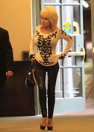 Born the fourth child of 12, dolly grew up in… Dolly Parton Heading To The Doctors Office 04 Gotceleb
