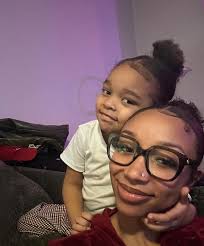 Zonnique poses it with her daughter #Hunter. @zonniquejailee #omggirlz