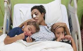 الأمر الذي أثار علامات استفهام حول عدم وجوده معها. Ø£ÙˆÙ„ ØµÙˆØ±Ø© Ù„Ù†Ø§Ø¯ÙŠÙ† Ù†Ø¬ÙŠÙ… Ø¨Ø¹Ø¯ Ø¥ØµØ§Ø¨ØªÙ‡Ø§ ÙÙŠ Ø§Ù†ÙØ¬Ø§Ø± Ø¨ÙŠØ±ÙˆØª Ù‚Ù†Ø§Ø© Ø§Ù„ØºØ¯