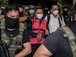 Bukan cuma terkait pembalakan liar, melainkan juga kelihaian dan kelicinan dia lolos dari jeratan hukum dan sergapan petugas. Zaldxqyuky2l M