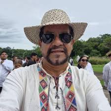 Qué emoción! Momentos en que el Dr Miguel Chen Austin, levanta la  estatuilla del Premio Cuásar, como indiscutible ganador al investigador del  año, en la Gala Científica de la @utppanama Saludos @senacyt @